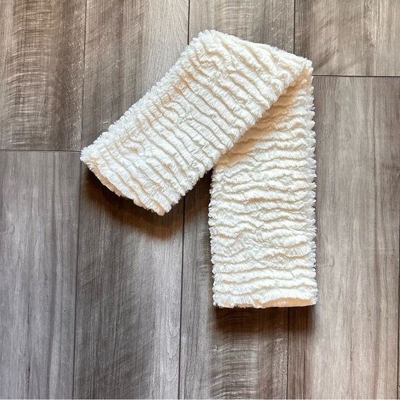 Betsey Johnson White Faux Fur Scarf Wrap OSFA Soft Plush Winter Accessory - Picture 4 of 6